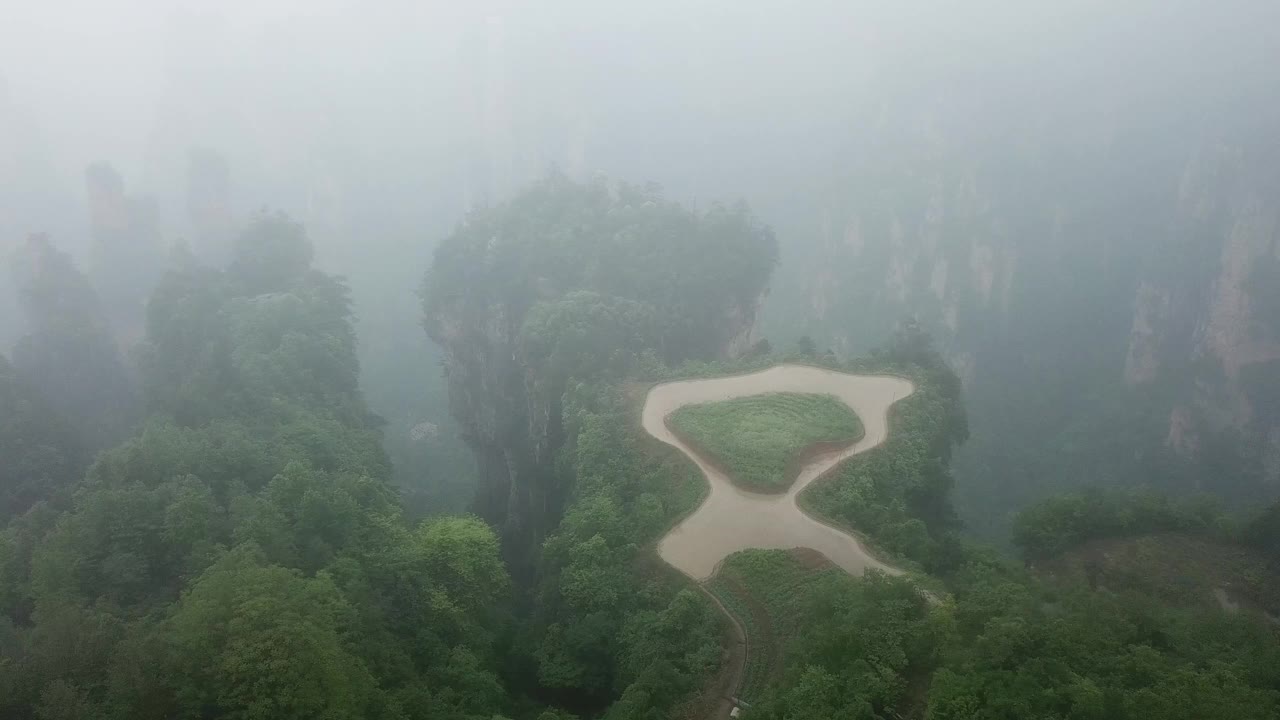 张家界国家公园鸟瞰图，农田建在山顶。视频素材