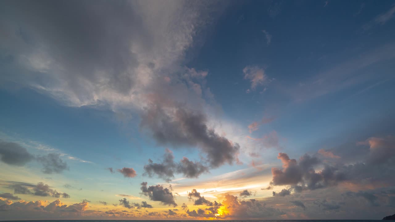 时间流逝的场景多彩浪漫的天空日落与橙色的天空背景。视频素材