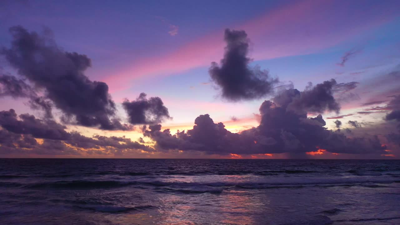 场景丰富多彩浪漫的天空日落与橙色云的背景。视频素材