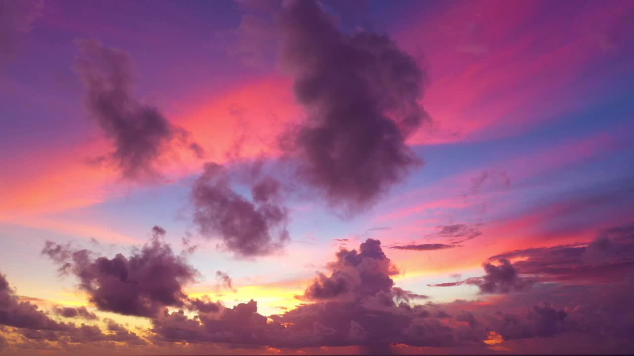 场景丰富多彩浪漫的天空日落与橙色云的背景。视频素材