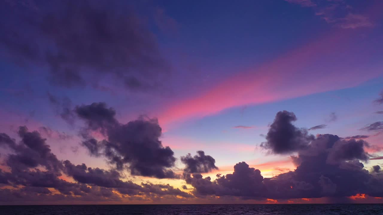 场景丰富多彩浪漫的天空日落与橙色云的背景。视频素材