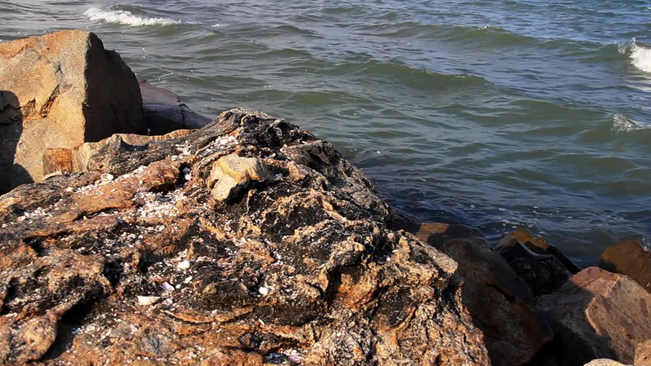 大海和石头的特写镜头视频素材