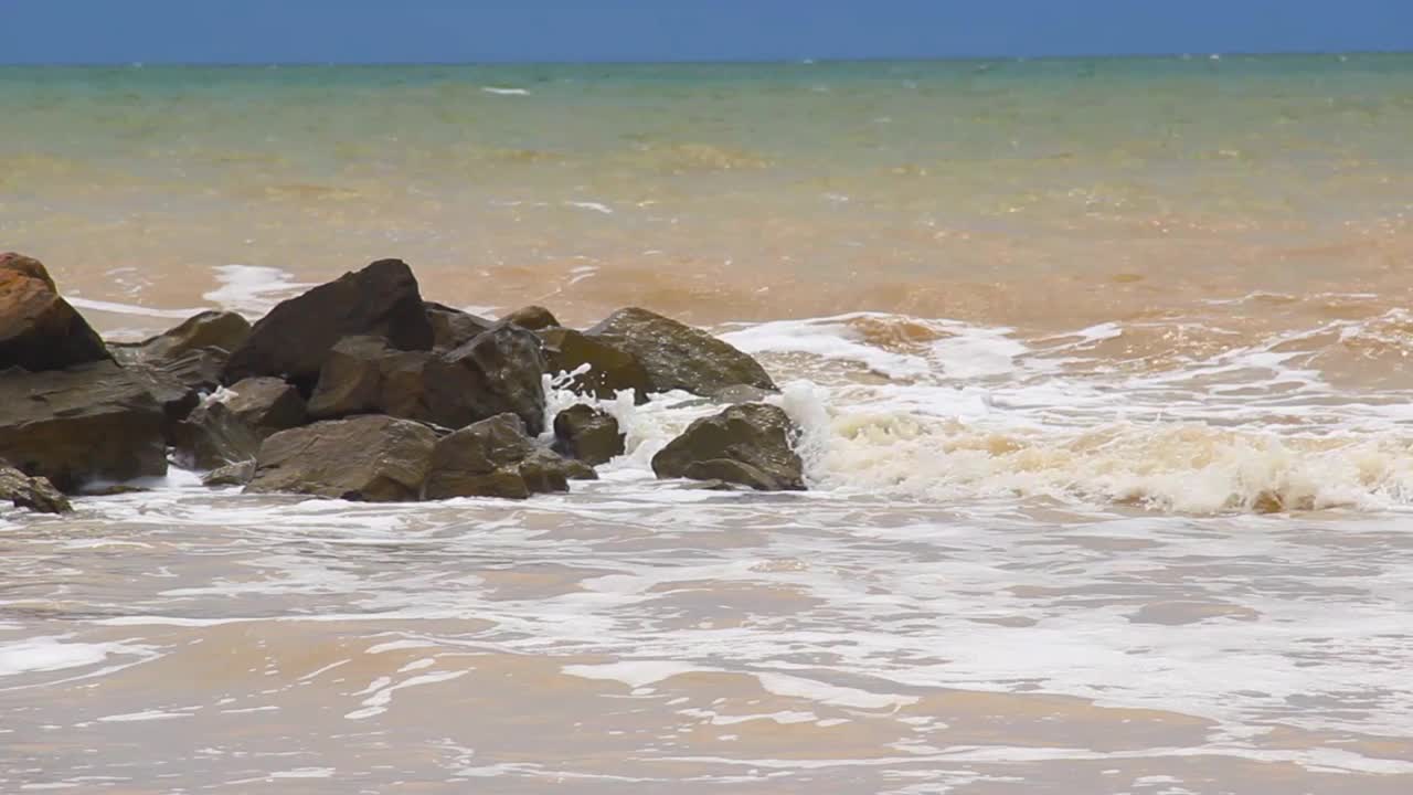 大海和石头的特写镜头视频素材