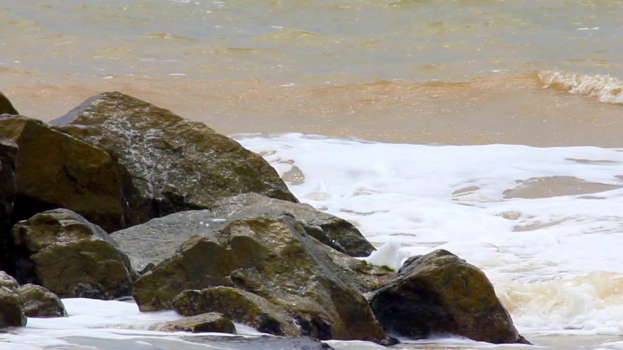 大海和石头的特写镜头视频素材