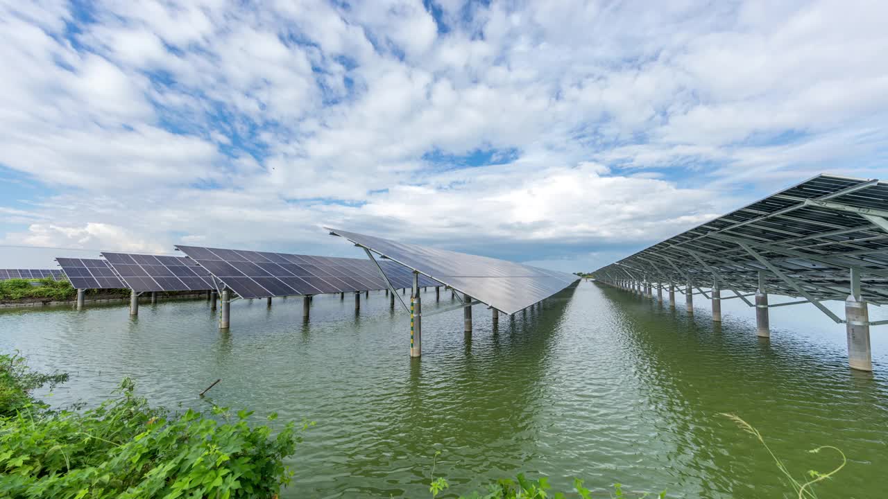 湖里的太阳能农场视频素材