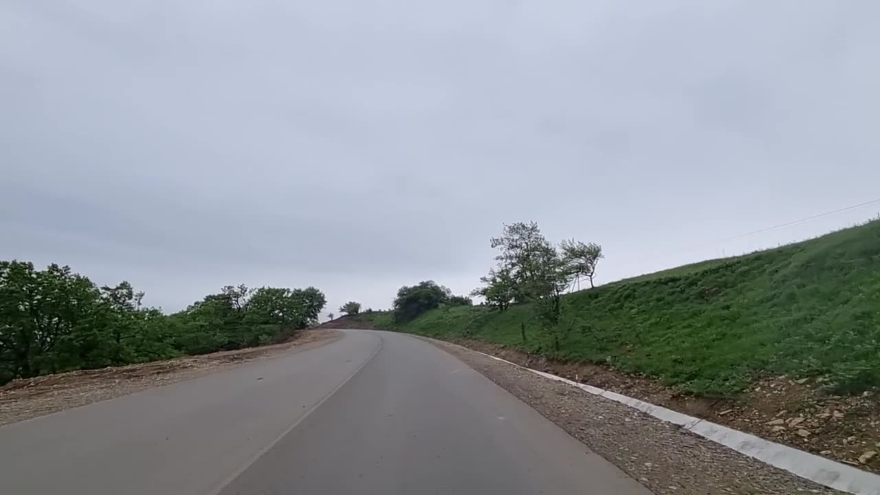 通过汽车挡风玻璃拍摄的视频。长途旅行搭便车。视频素材画面1