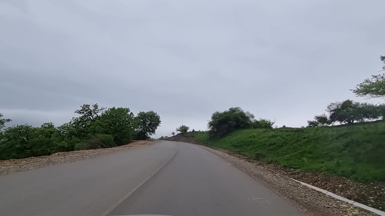 通过汽车挡风玻璃拍摄的视频。长途旅行搭便车。视频素材画面2