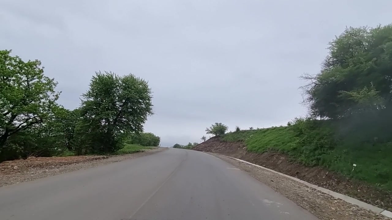 通过汽车挡风玻璃拍摄的视频。长途旅行搭便车。视频素材画面3
