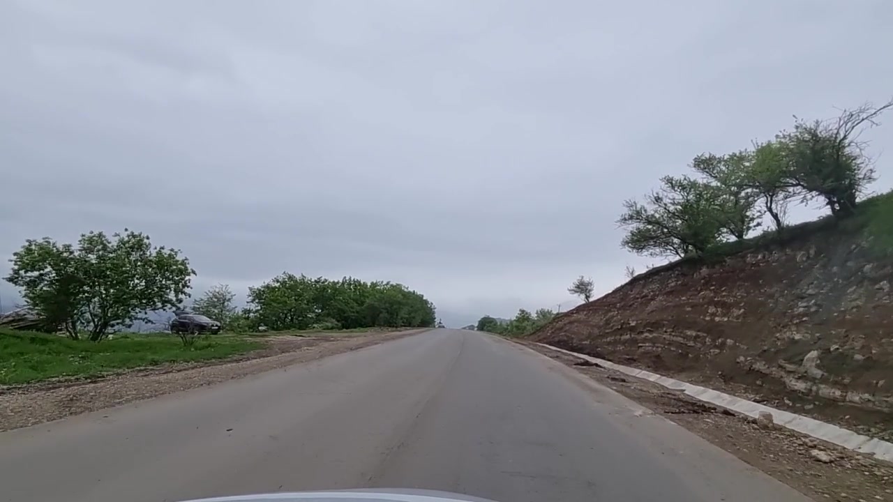 通过汽车挡风玻璃拍摄的视频。长途旅行搭便车。视频素材画面4