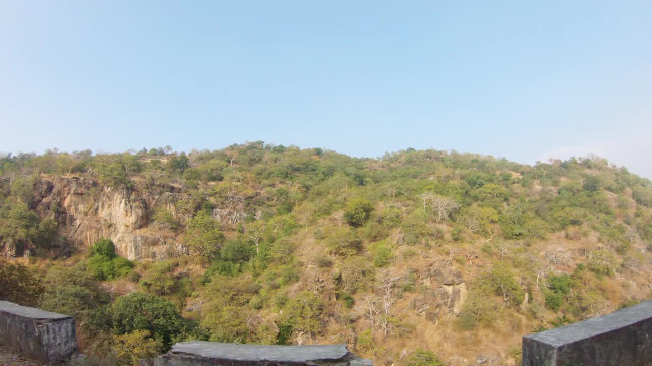 在印度拉贾斯坦邦的Kumbhalgarh，从车里看到山上的树木视频素材