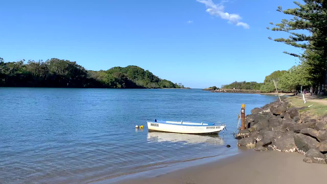 河岸有划艇停泊视频素材