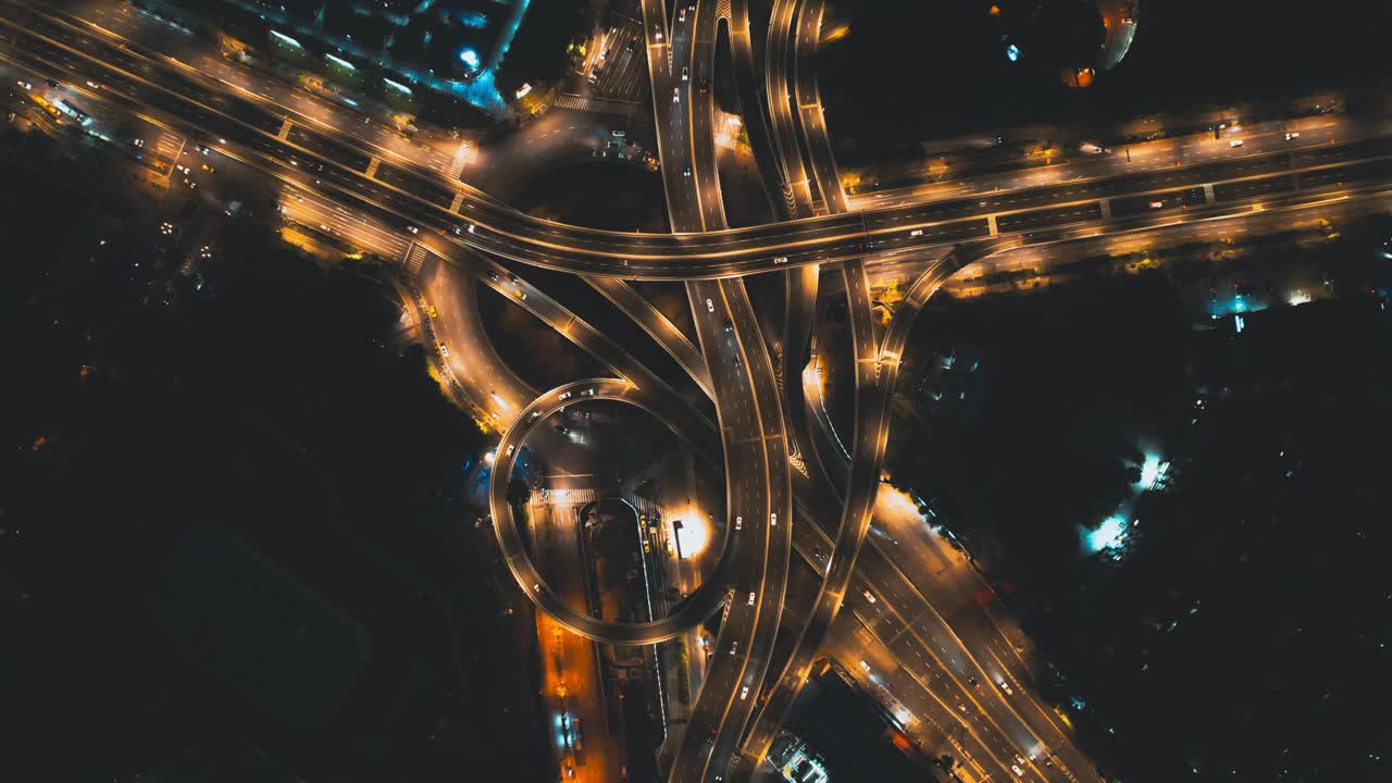 夜间城市的高架交通视频素材