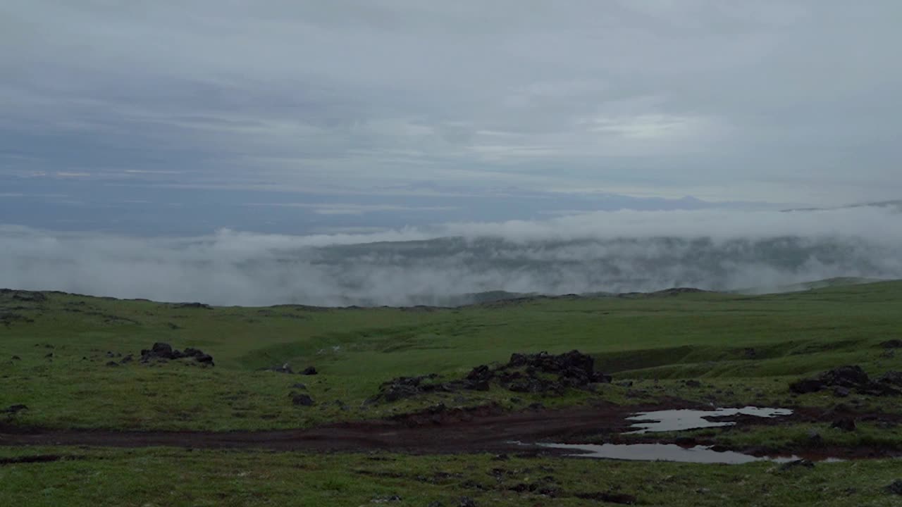 视频,间隔拍摄。在俄罗斯堪察加半岛的火山和山丘上流动的云景。视频素材