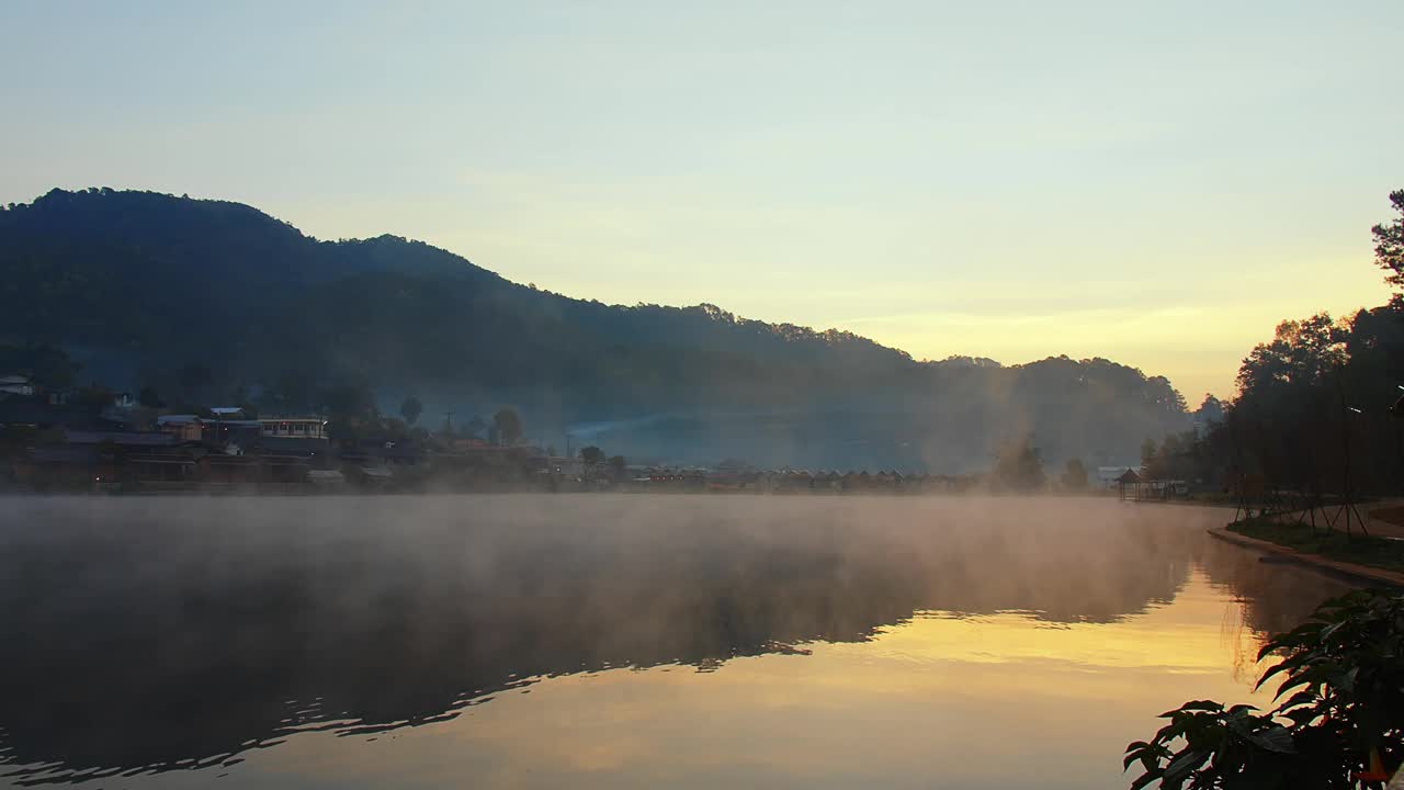 美丽的自然早晨日出的观点在河湖雾雾与倒影水面和村庄小山在班拉泰村，湄洪子，泰国视频素材