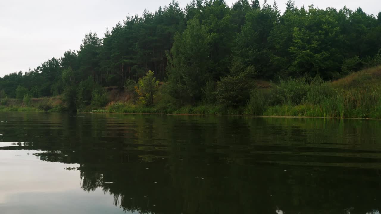 河在夏天。水中树木的倒影。水面上的全景。夏季河流景观。视频素材