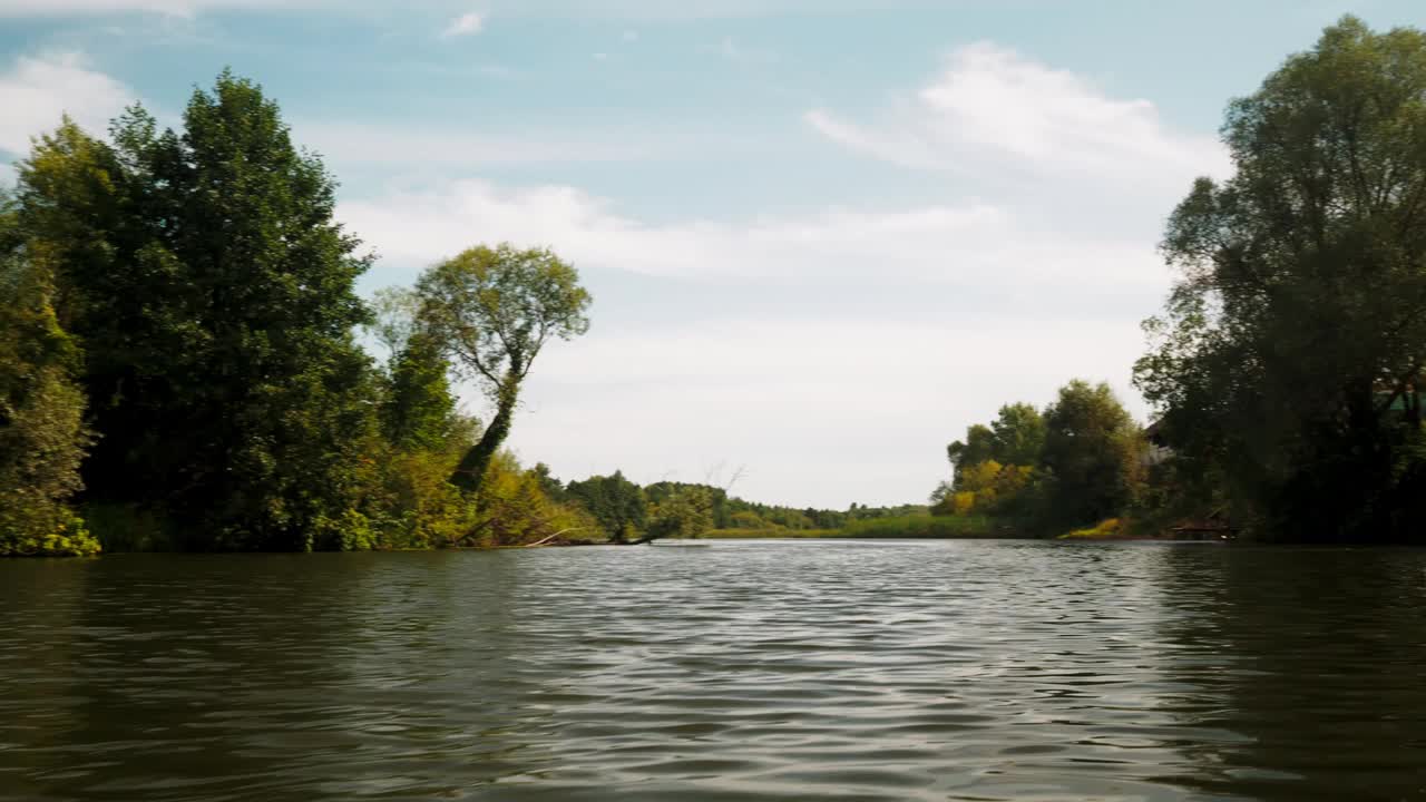 河在夏天。水中树木的倒影。水面上的全景。夏季河流景观。视频素材