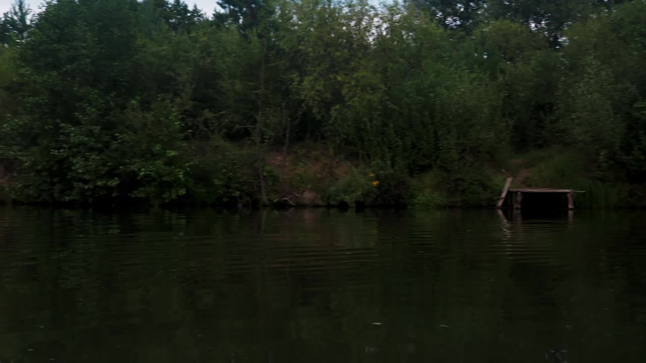 河在夏天。水中树木的倒影。水面上的全景。夏季河流景观。视频素材