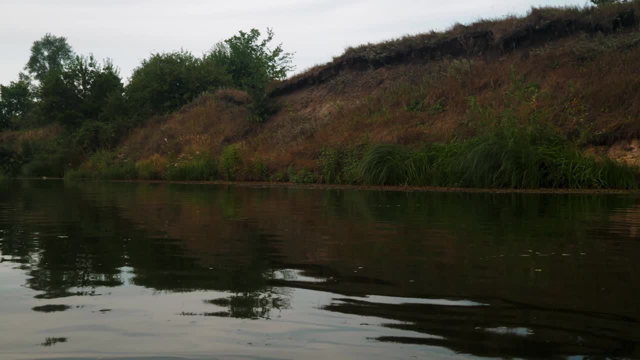 河在夏天。水中树木的倒影。水面上的全景。夏季河流景观。视频素材