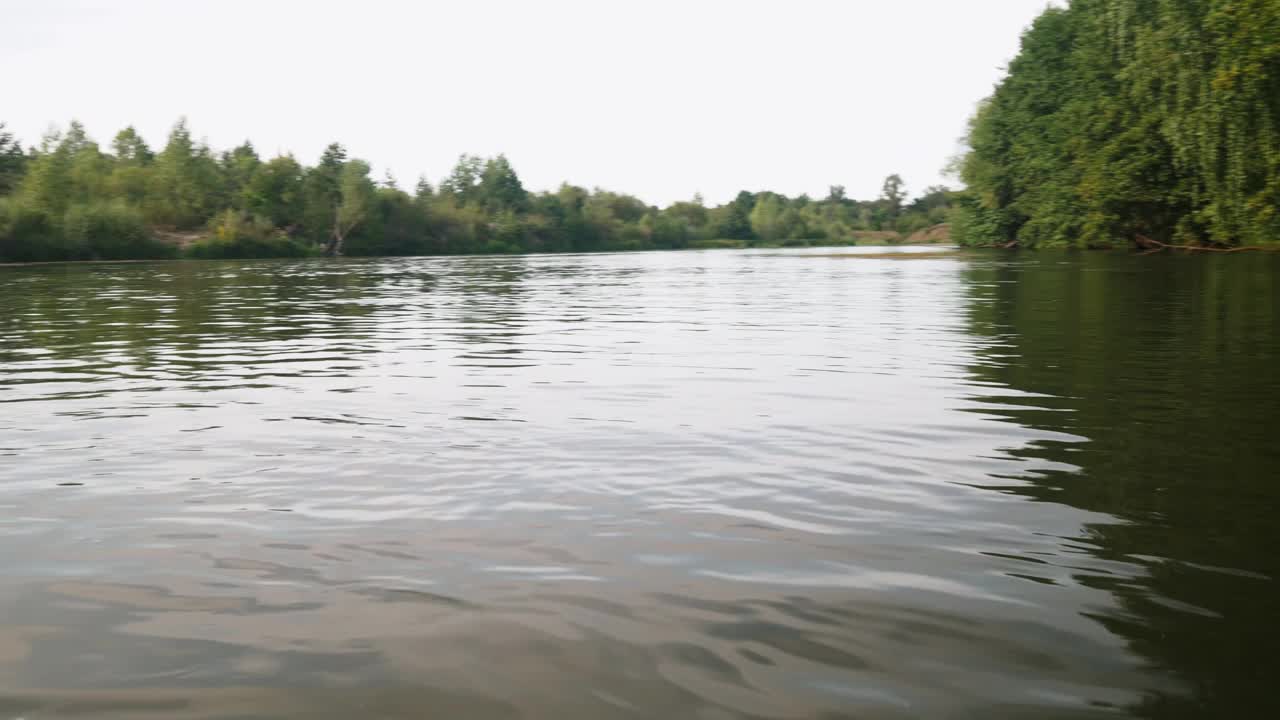 河在夏天。水中树木的倒影。水面上的全景。夏季河流景观。视频素材