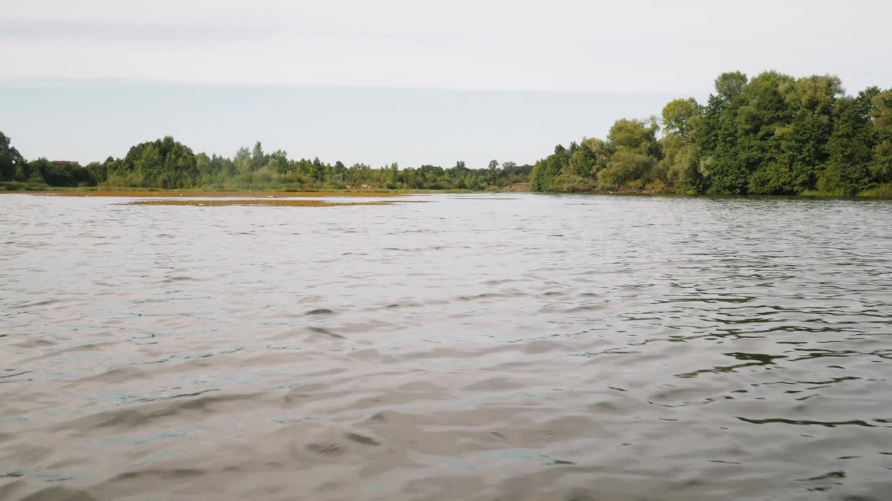 河在夏天。水中树木的倒影。水面上的全景。夏季河流景观。视频素材