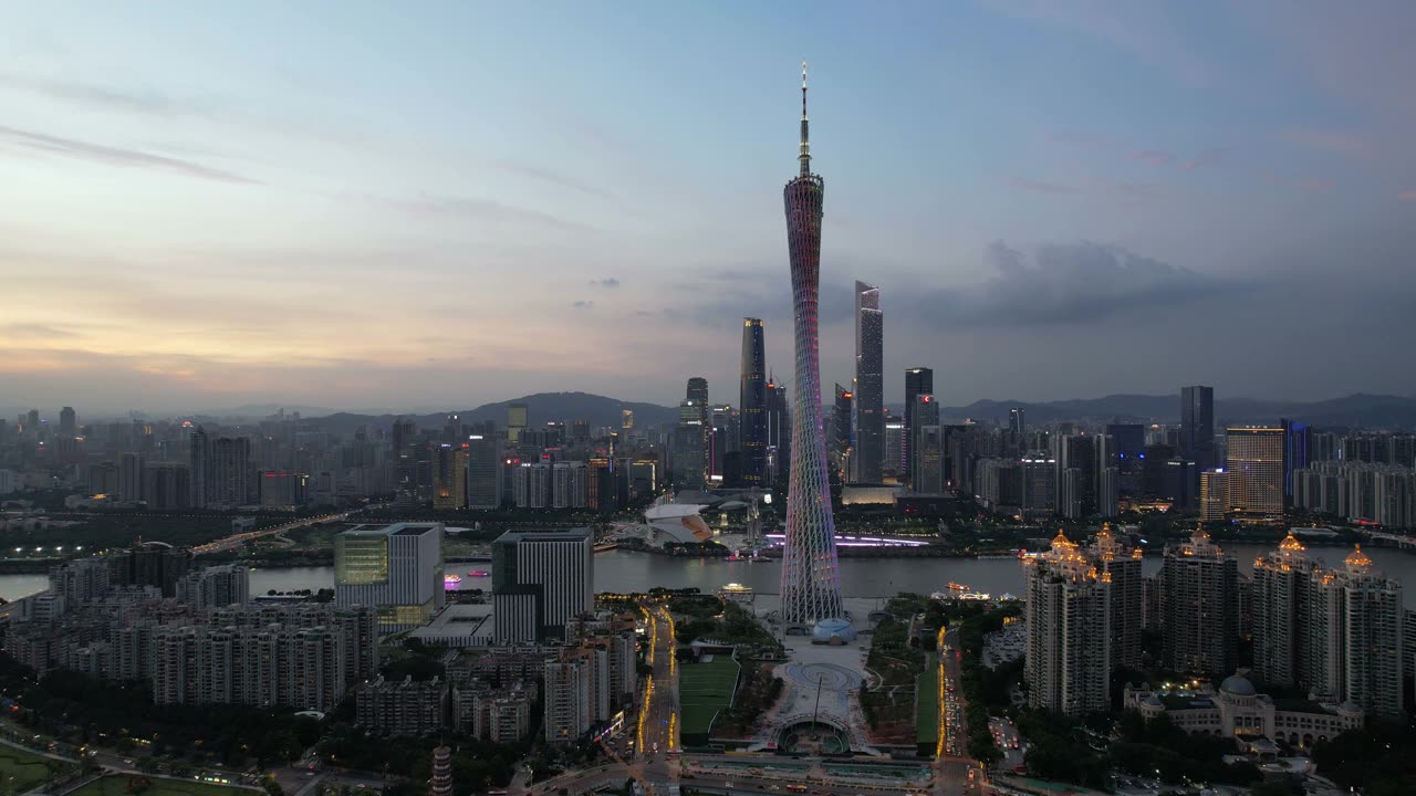中国广州的广州塔的倾斜视图视频素材画面1