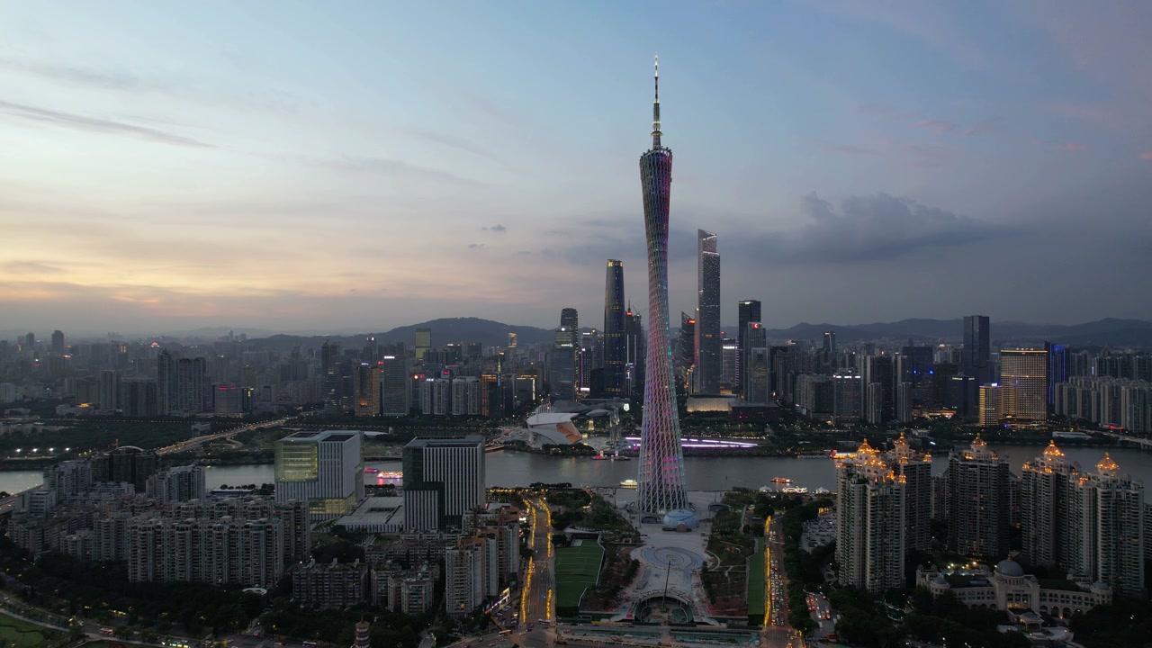 中国广州的广州塔的倾斜视图视频素材画面2