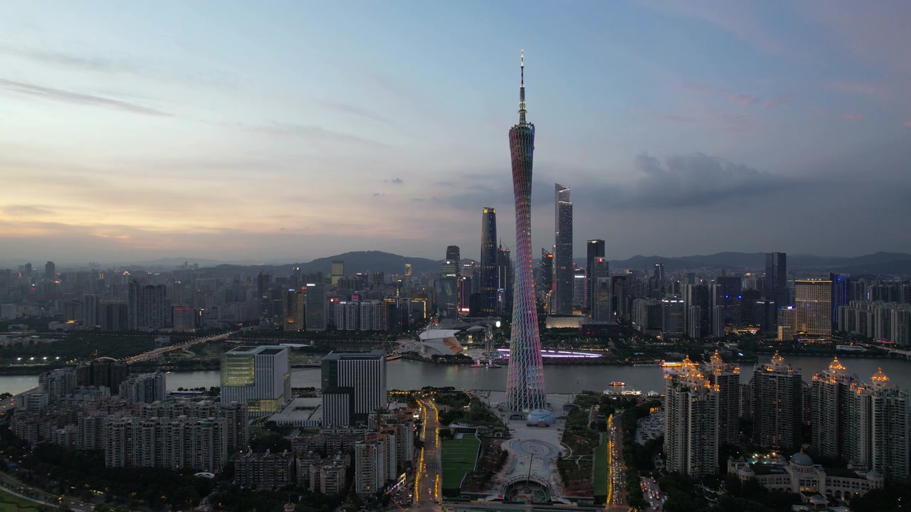 中国广州的广州塔的倾斜视图视频素材画面3