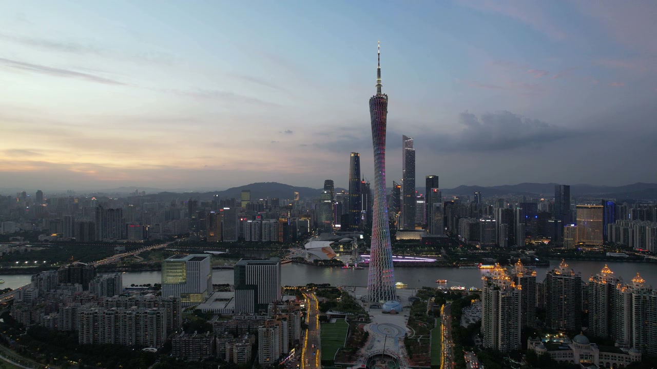 中国广州的广州塔的倾斜视图视频素材画面4