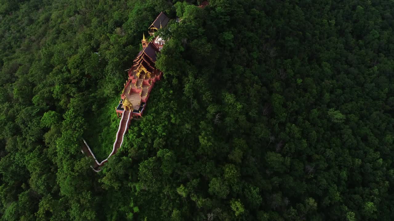 山顶上的佛教寺庙视频下载