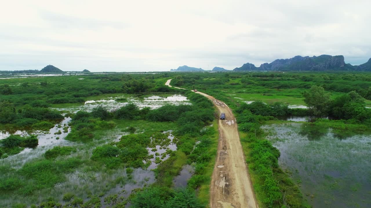 湿地海边的乡村道路视频下载