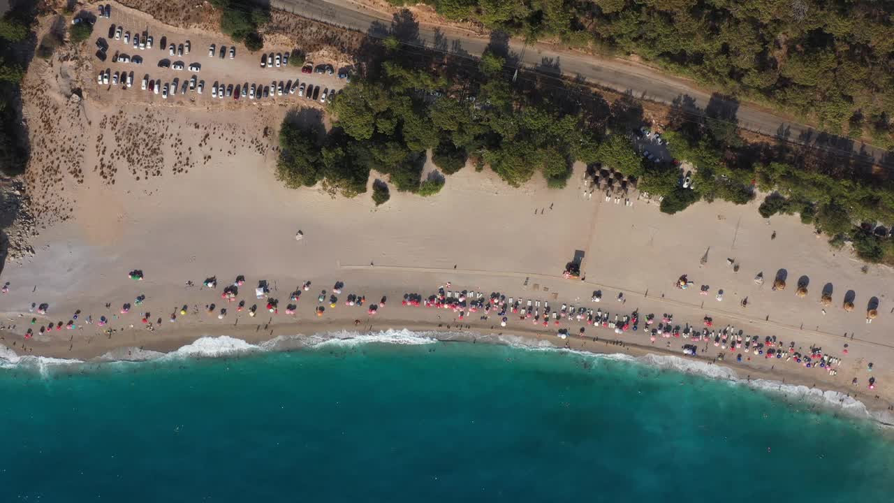 鸟瞰海滩与绿松石色的大海视频素材