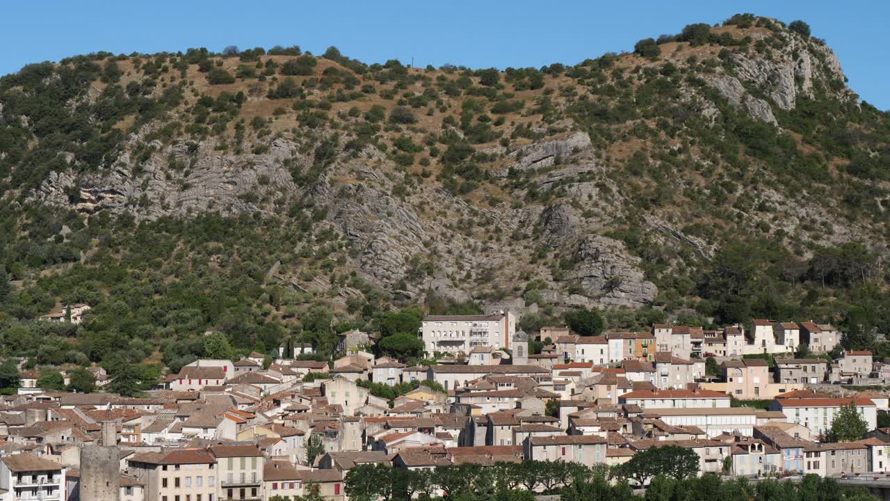 Anduze，加德，奥西坦尼，法国。这条河位于城市的前面视频素材