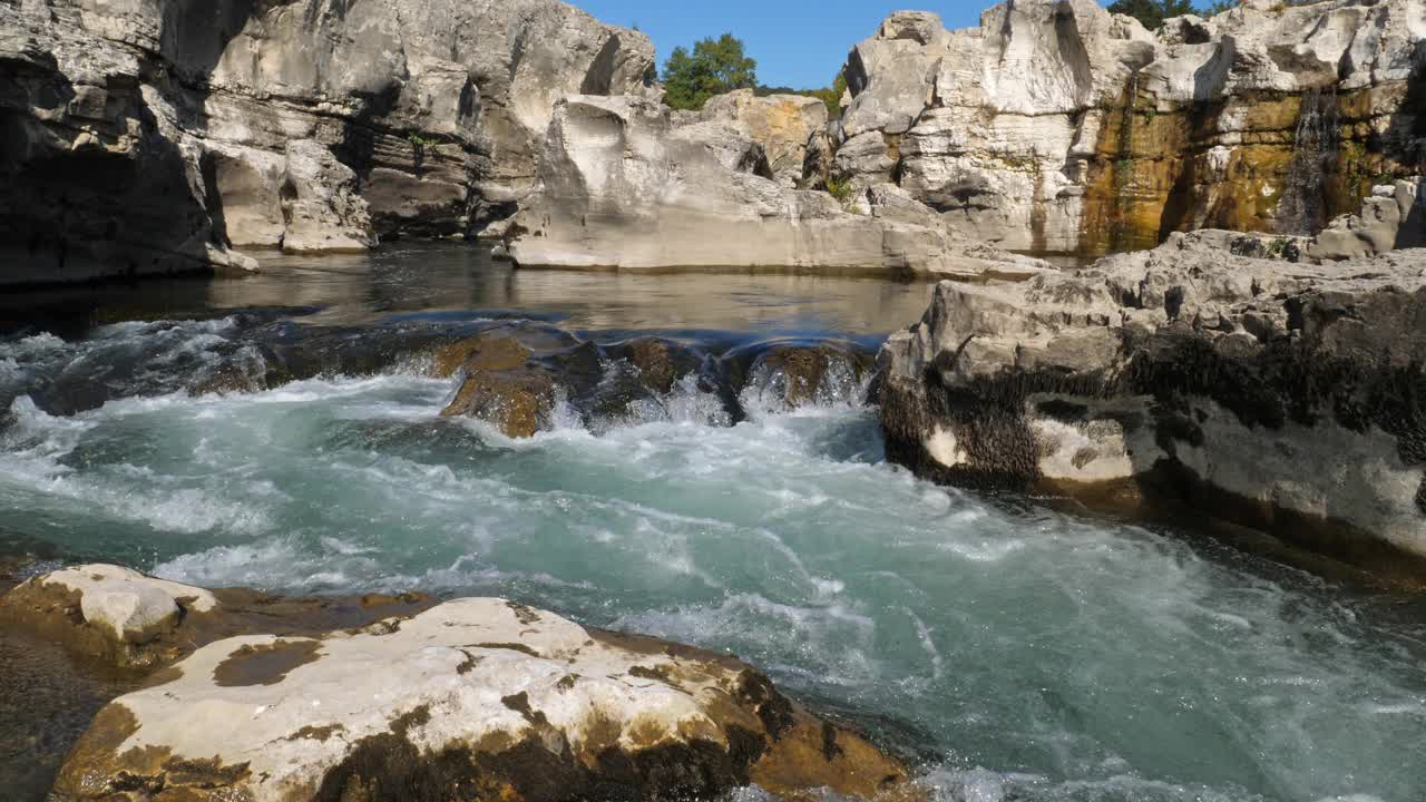 索塔代特瀑布，塞泽河，塞泽河畔拉罗克，加德省，奥西塔尼，法国视频素材