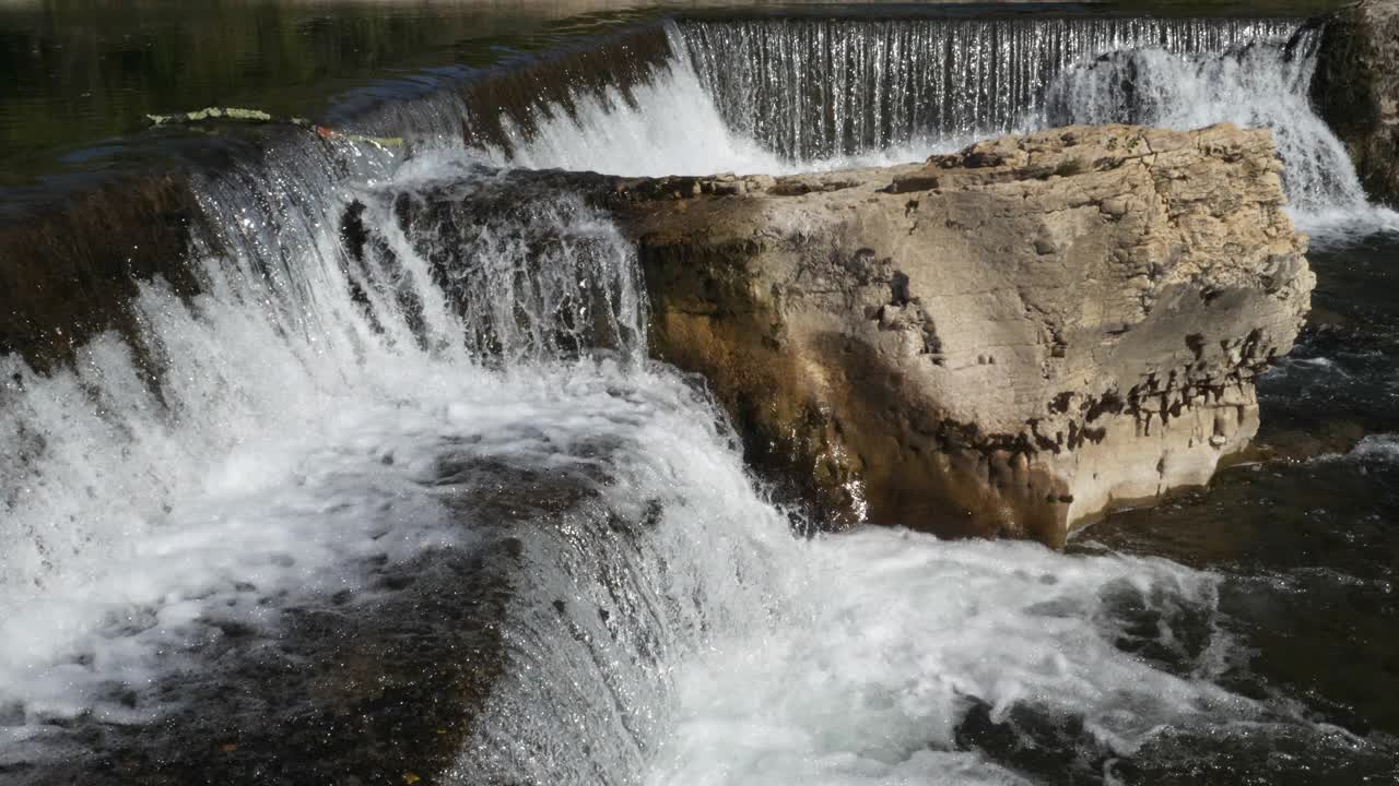 索塔代特瀑布，塞泽河，塞泽河畔拉罗克，加德省，奥西塔尼，法国视频素材