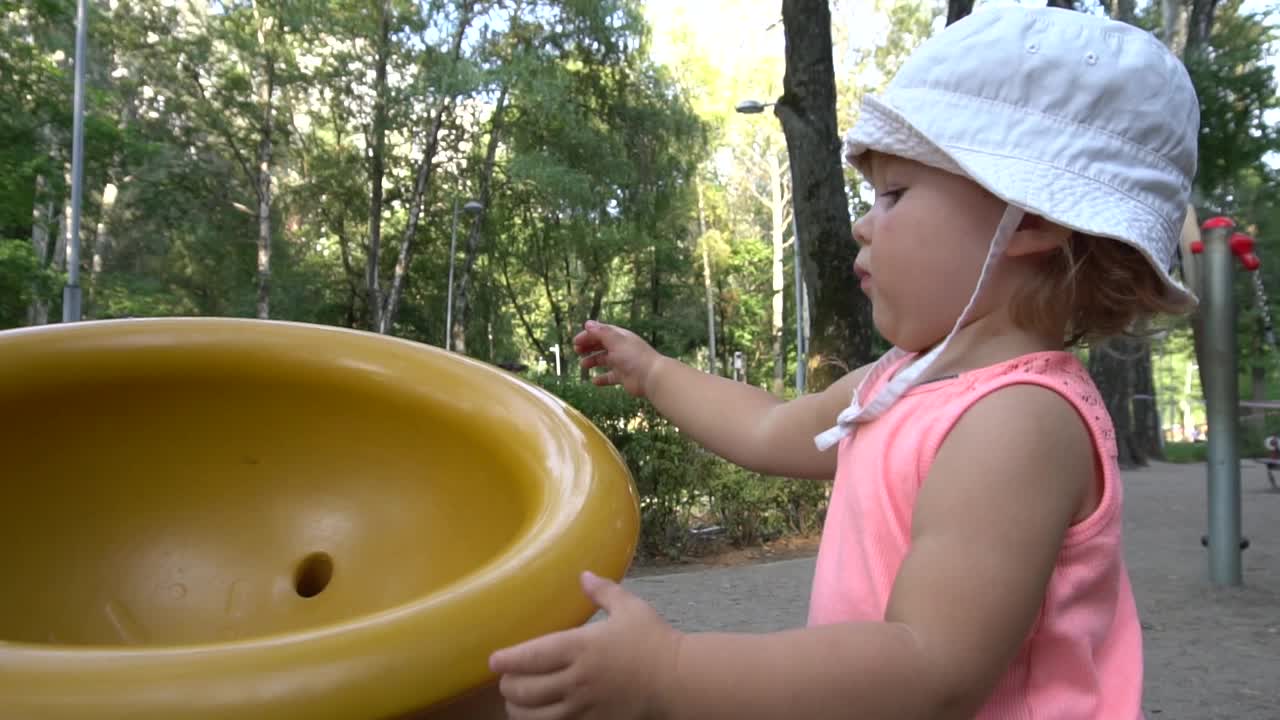 小女孩在操场上玩视频素材