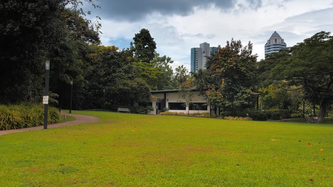 田园和花园中的房子的全景视频素材画面1