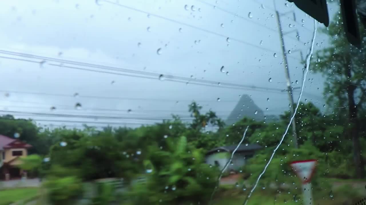 在季风雨季开车经过泰国的自然区域。视频素材