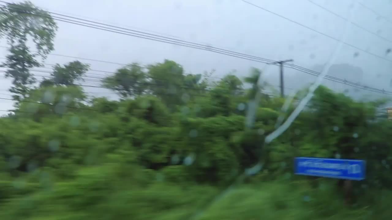 在季风雨季开车经过泰国的自然区域。视频素材