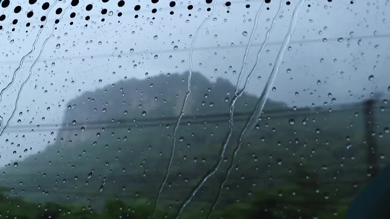 在季风雨季开车经过泰国的自然区域。视频素材