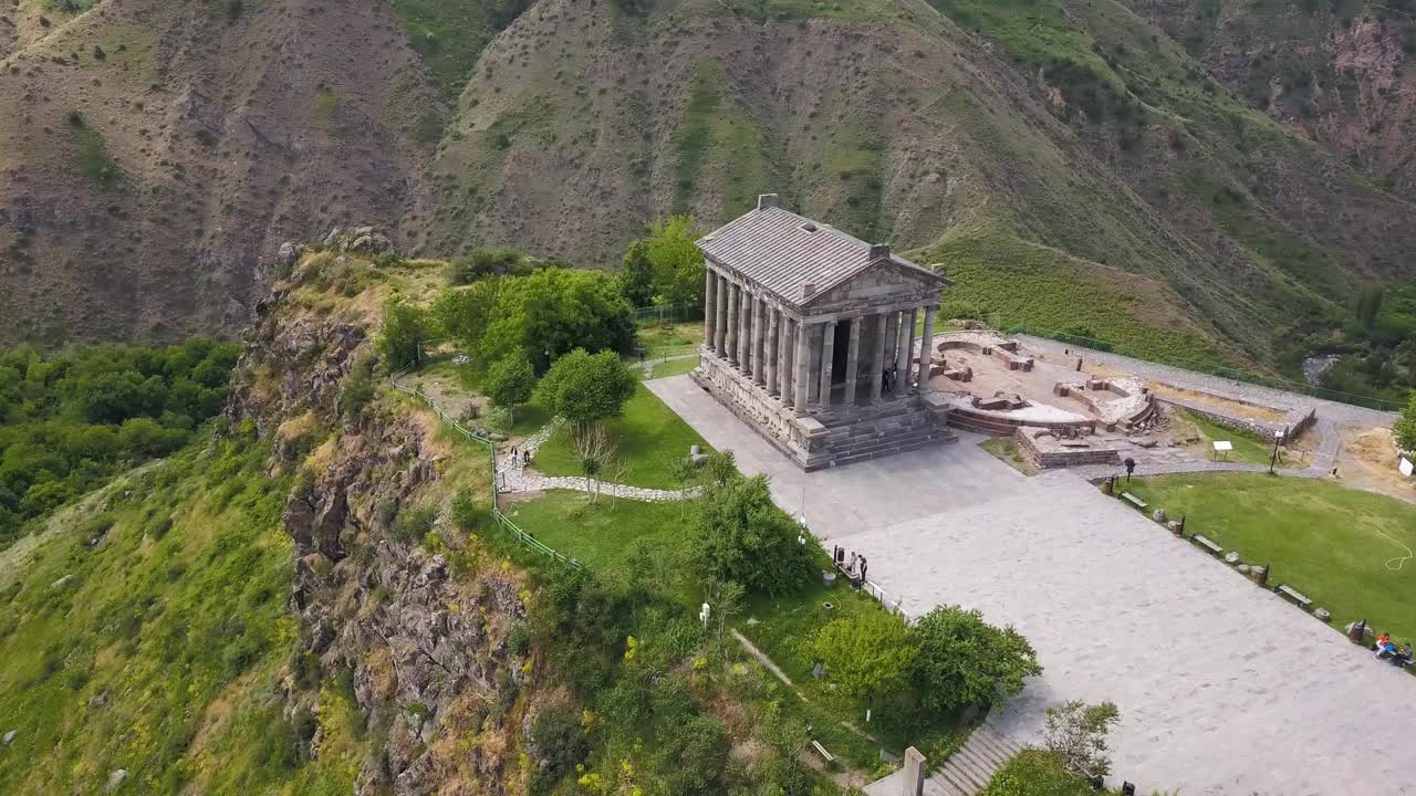 视频鸟瞰图与亚美尼亚著名的加尔尼寺的全景，位于一个风景如画的地方的悬崖上的一个深峡谷。外高加索的旅游景点视频素材