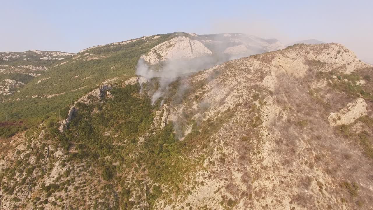 无人机拍摄的黑山山脉森林大火的烟雾视频素材