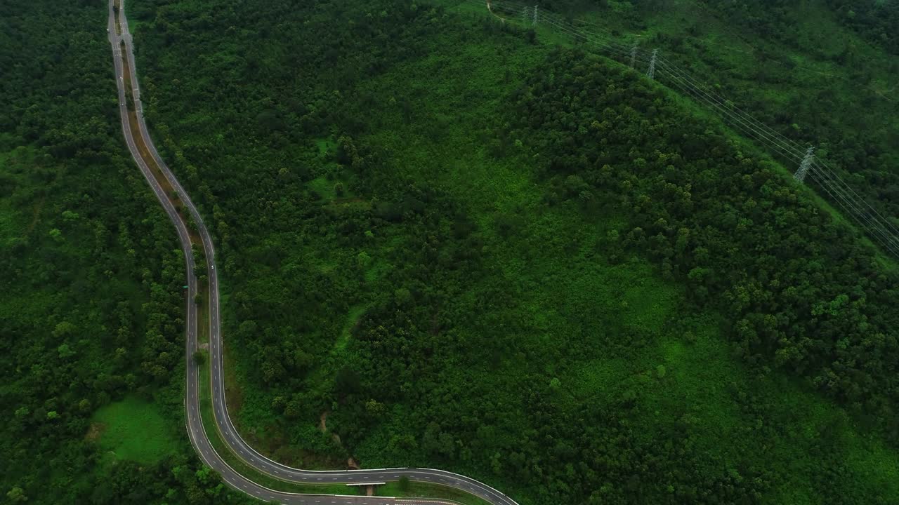 公路和绿色的森林山在清晨视频下载