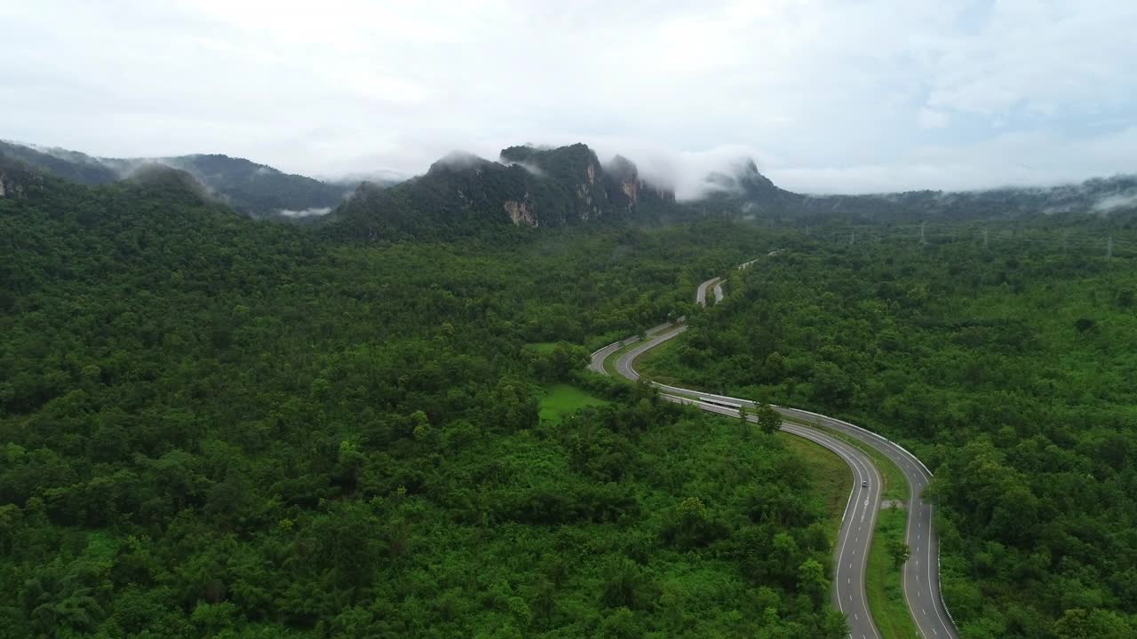 公路和绿色的森林山在清晨视频下载