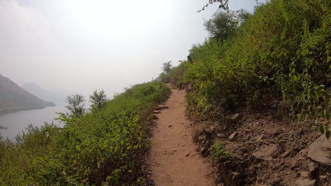 印度拉贾斯坦邦乌代普尔的巴胡巴利山(Bahubali Hills)山顶徒步旅行的超速摄影视频素材