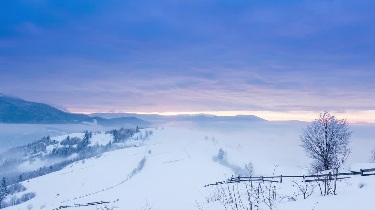 山顶上的雪被风吹着。冬天的风景。天冷了，还下着雪。视频素材