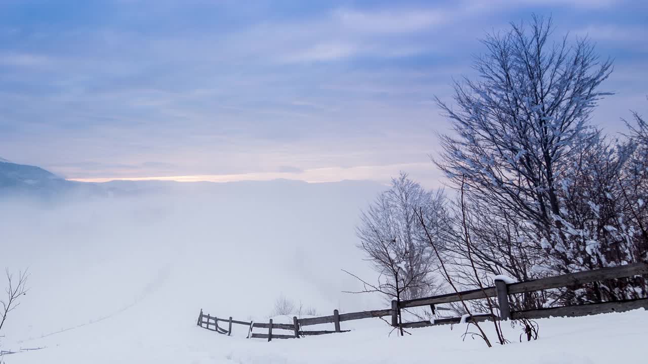 山顶上的雪被风吹着。冬天的风景。天冷了，还下着雪。视频素材