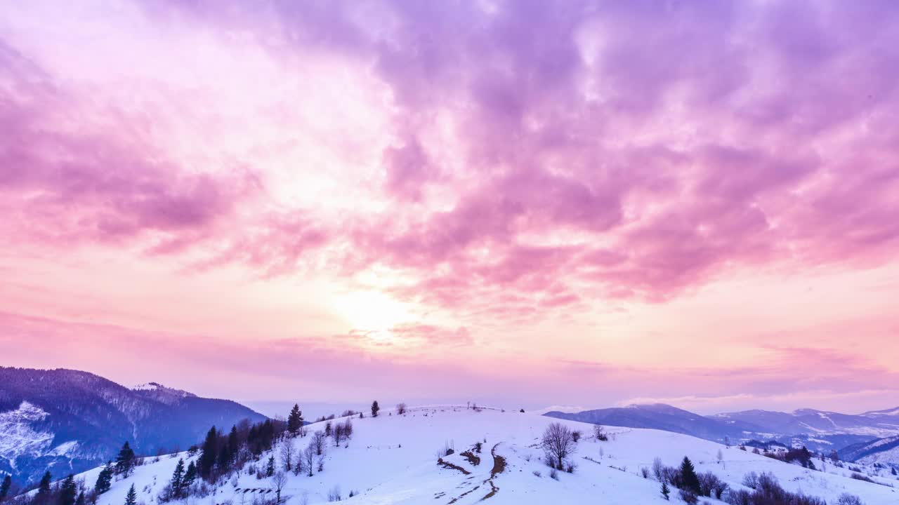 山顶上的雪被风吹着。冬天的风景。天冷了，还下着雪。视频素材