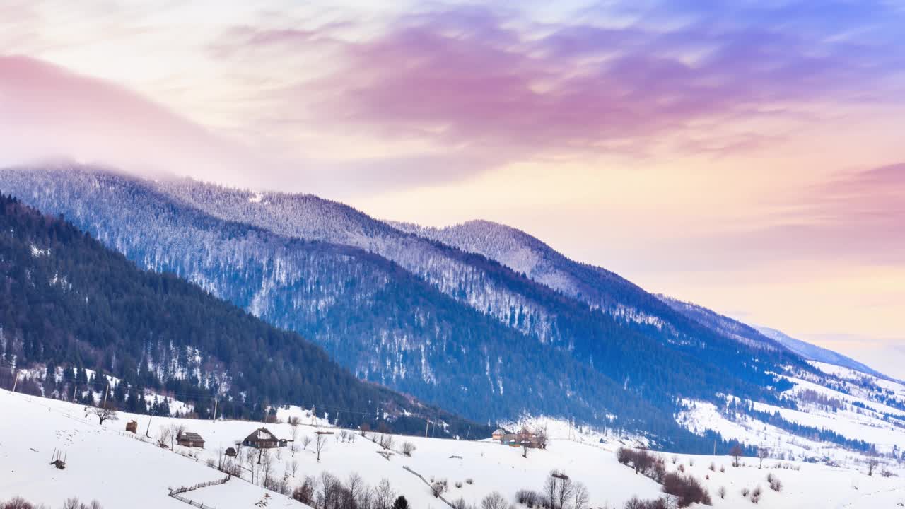 山顶上的雪被风吹着。冬天的风景。天冷了，还下着雪。视频素材