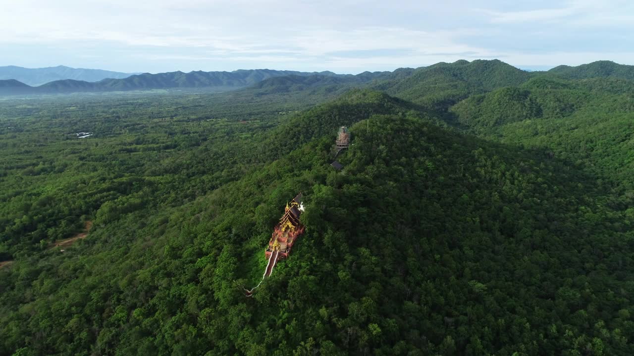 山顶上的佛教寺庙视频下载