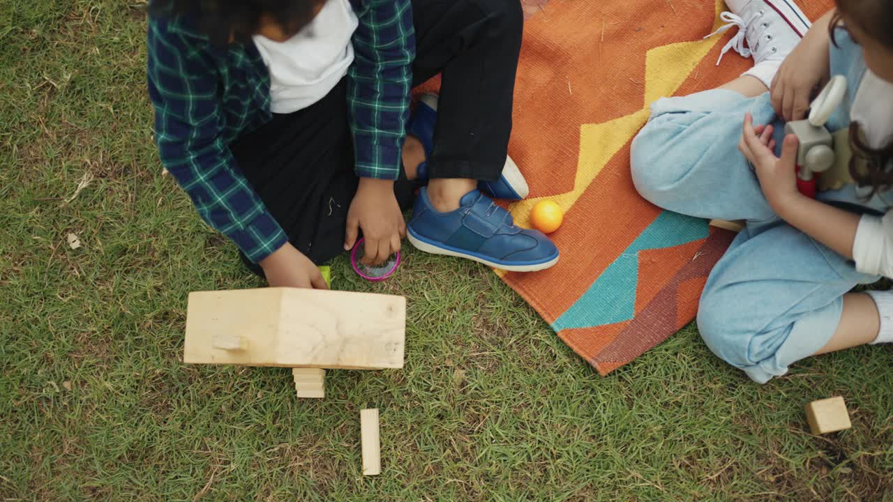 一群小孩子在公园里玩玩具。视频素材